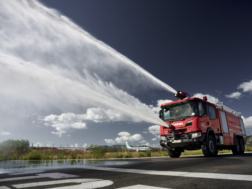 Camión de bomberos Scania en prueba de sistema de agua.