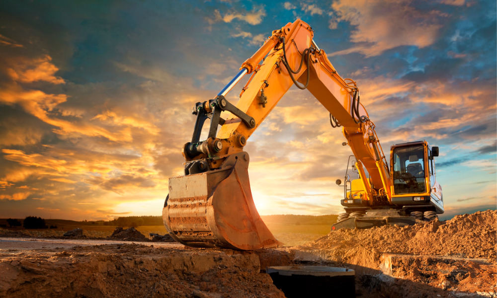 Excavadora en operación durante movimiento de tierras.
